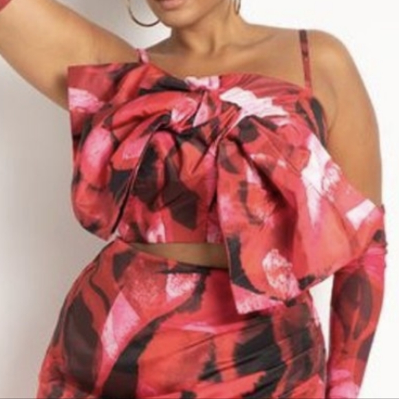 Eloquii Tops - Eloquii cropped top NWT size 24